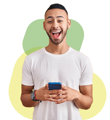 Hombre alegre con barba sonriendo ampliamente mientras sostiene un smartphone, personificando la conectividad instantánea que ofrece Pronto Topup.