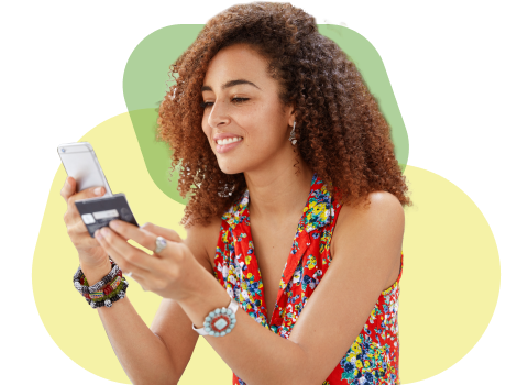Mujer alegre con cabello rizado utilizando un smartphone para gestionar recargas móviles en el sitio web de Pronto Topup, destacada contra un fondo abstracto alegre de color amarillo y verde.